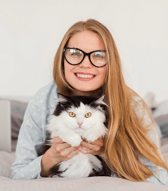 Vrouw met kat op bed ervaart rust en emotionele steun van huisdier in huiselijke omgeving