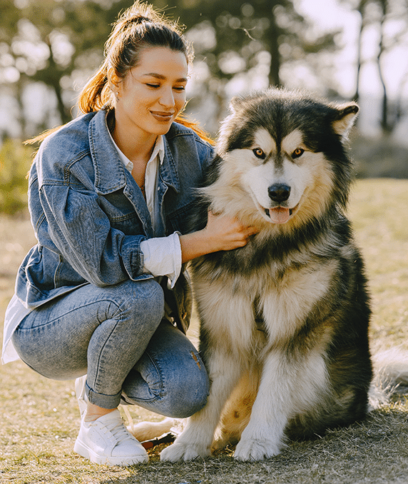 Vrouw met hond in de natuur ervaart ontspanning en mentale gezondheid door huisdier