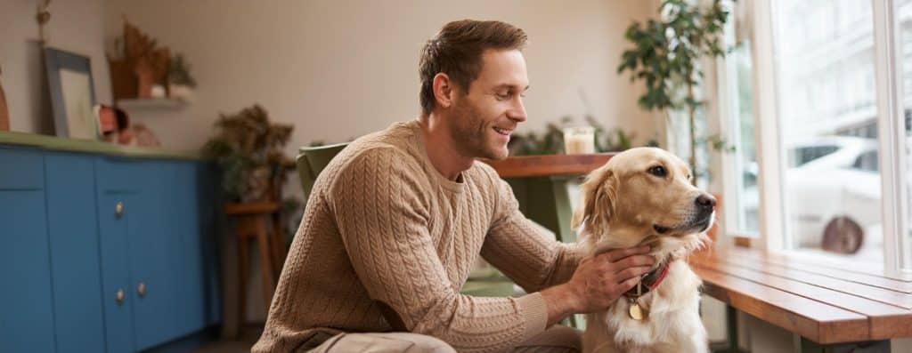 Houder met hond PetBase ledenvoordeel